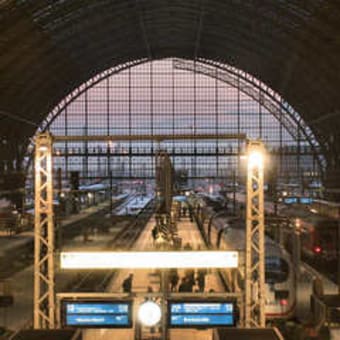 駅のホーム～ひらけた空間～