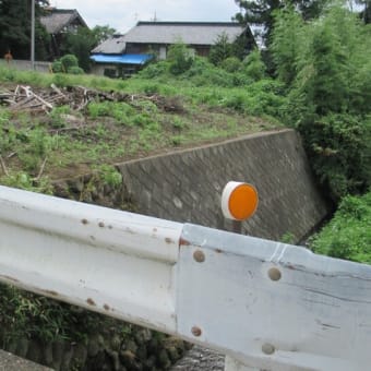 女淵城と観音堂の間を流れて