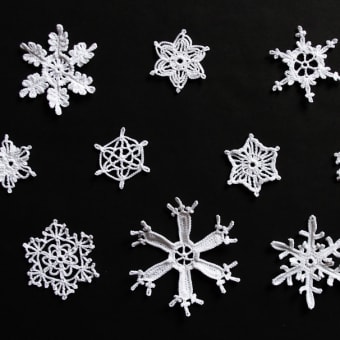 ２１７．60 CROCHETED SNOWFLAKES