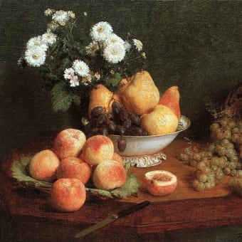 テーブルの上の花と果物