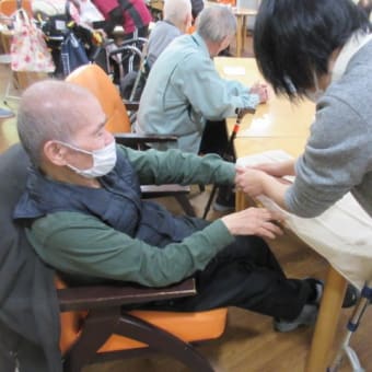 誕生会～園児との交流～ハンドマッサージ