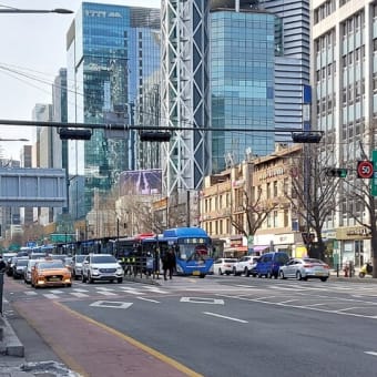 専用車線のソウルの市内バス