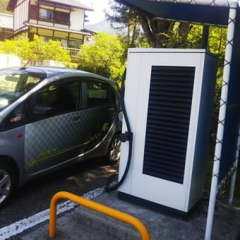 電気自動車の充電ポート考察。