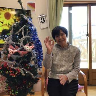 クリスマスツリー飾りつけ