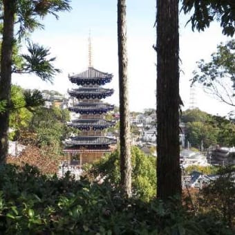 秋晴れに「中山観音」にぎわう