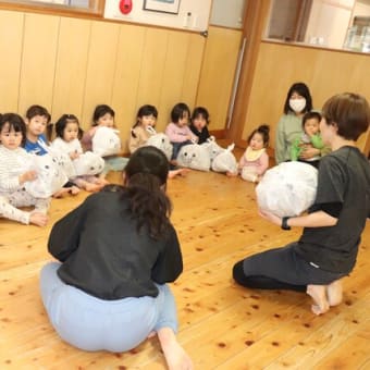 リズム遊び・新聞あそび♪