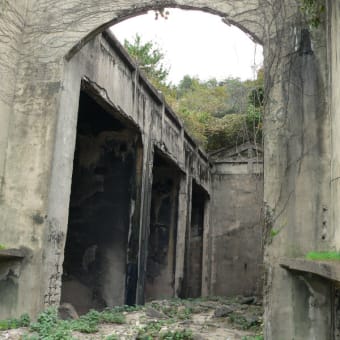 うさぎと握手・毒ガス貯蔵庫跡