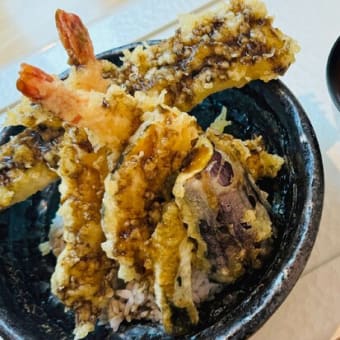 見た目のインパクトにお客様にびっくりされる丼ぶり！「黒天丼」
