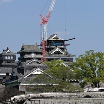 2017年4月12日　天守閣に足場を支えるための鉄骨が差し込まれる