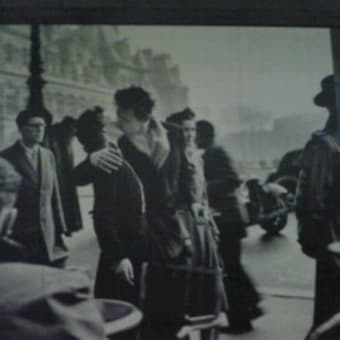 ロベール・ドアノーの「パリ市庁舎前のキス」