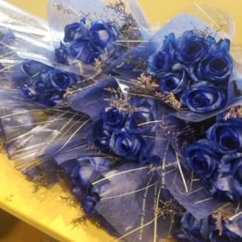 青いバラの花束💐