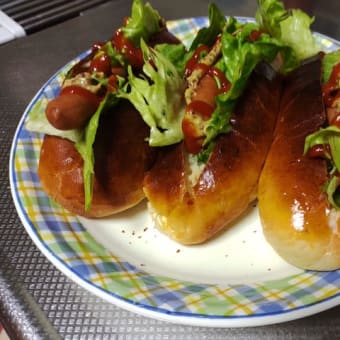 休日の夕食にパンを焼いてHOTDOG