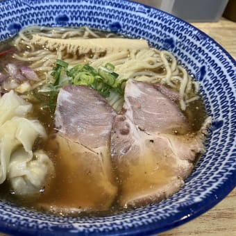 他店とは異なった、貝がギッシリなワンタンが新鮮、虎ノ門「貝出汁らぁ麺虎武」