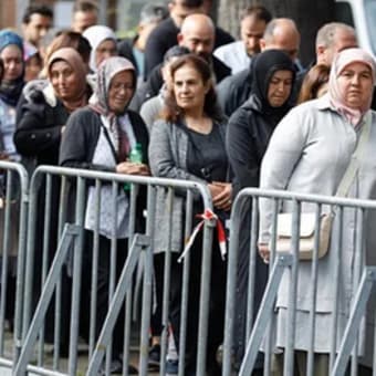 海外在住トルコ人が決勝選に投票のために長蛇の列