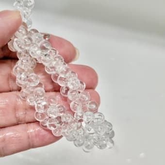 濡れると透明感が出るブレスレット