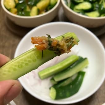 キュウリを食べる