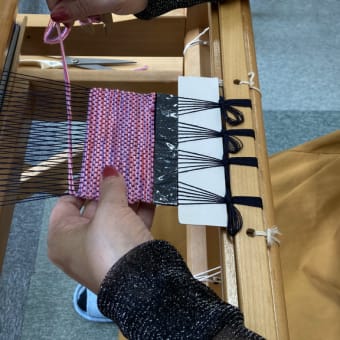大阪から４人の姉妹が織りを習う