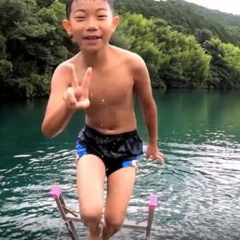 四万十川で飛び込み　水遊びと日向ぼっこ　一斗俵沈下橋