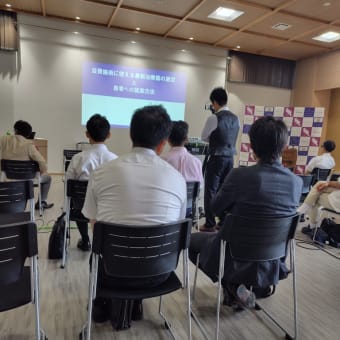 私は新会館で初、勉強会。新会館、いいね。