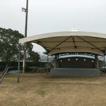 文化祭のステージと大型テント