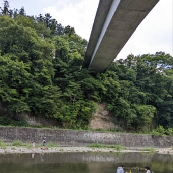 レトロな町並み秩父路、河原で水遊び