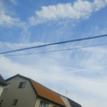 梅雨空の飛行機雲