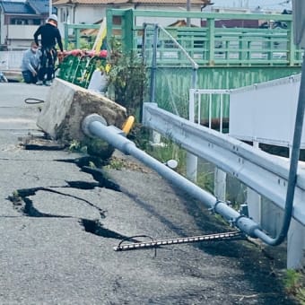 東除川の護岸に亀裂が😱