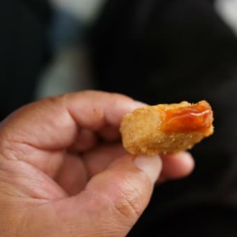 晩ご飯はマクドナルドのハンバーガー