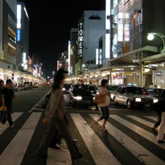 河原町と言えば、ここの繁華街のことを指します。。。。夜の河原町をブラリ