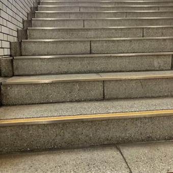 3498)地下鉄の階段で強風