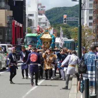 円山の街を子供神輿が練り歩き！～開拓神社例大祭～