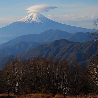 鴈ヶ腹摺山山頂より　富士山と笠雲