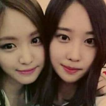 Naeun (Apink)'s younger sister is a professional golfer.