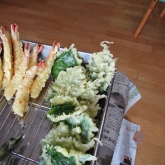 本日の昼食は、揚げたての天ぷらバイキングです