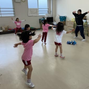 １２月１９日（火）の一日　体育の授業　英語の授業　サッカー教室　チアダンス教室
