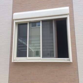 外から見られない窓に　濃いミラーを窓の目隠しに　新築一戸建てに貼りました。近所からプライバシーを守れます