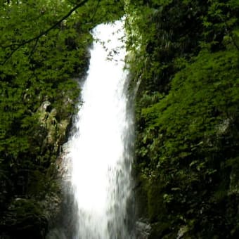   独    鈷    の    滝    2