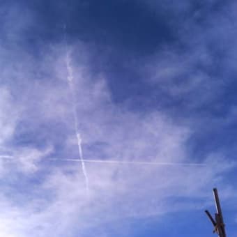 十字の飛行機雲