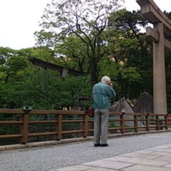 眉毛が豊かな矍鑠(カクシャク)とした老人と、八坂神社...