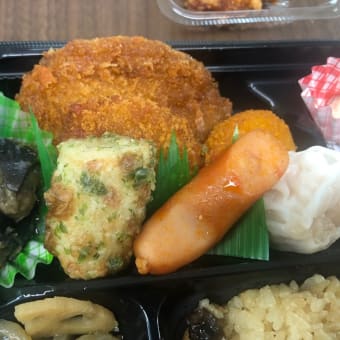 ランチは、IROHA弁当。  マイチョイスは、炊き込みご飯弁当(鶏肉としめじ)