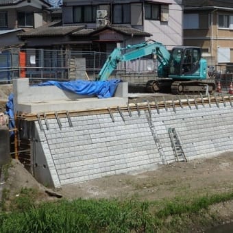 橋土台護岸の工事着々と（新河岸川・弁天橋）