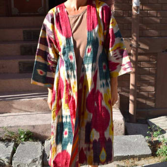 美しい民族衣装 ウズベキスタンのイカットチャパン