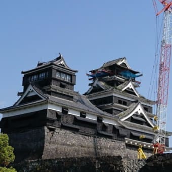 2017年4月12日　天守閣に足場を支えるための鉄骨が差し込まれる