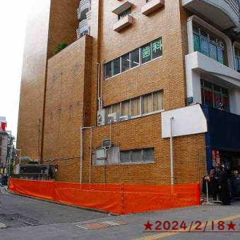 閉店した薬局に足場が