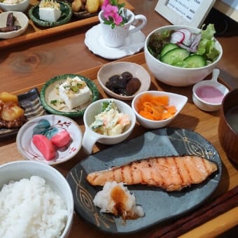 雨の土曜日まったりカフェランチ🌺