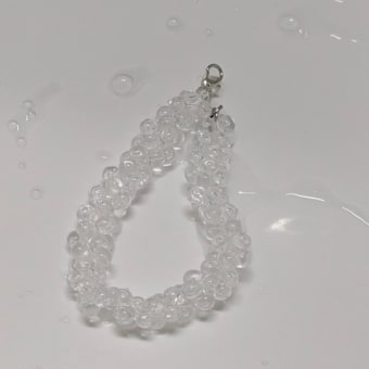 濡れると透明感が出るブレスレット