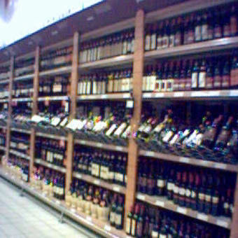 Una scaffale dei vini