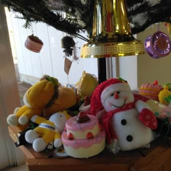 学習センター紅葉とウィズクリスマスツリー