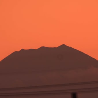 久しぶりに夕焼け空がきれいだ。西の空には富士山が見える。