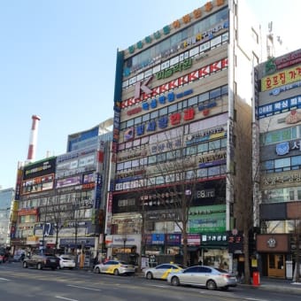 韓国のビルの看板